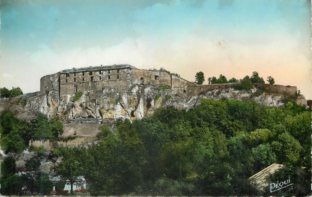 Château de la Rochepot — vue panoramique — Péqui - Recto