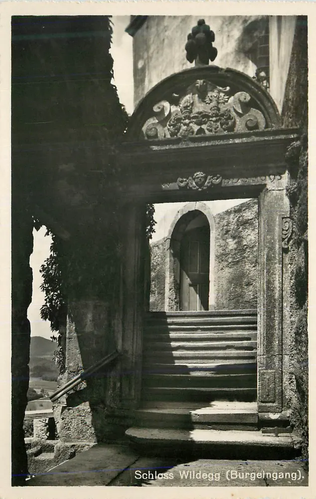 श्लॉस वाइल्डेग्ग (बर्जेइंगांग) — किला के प्रवेश द्वार से बाहर निकलते घुमने वाले सीढ़ियों और छोटे बैंड के साथ — संपादक अदृश्य - आगे