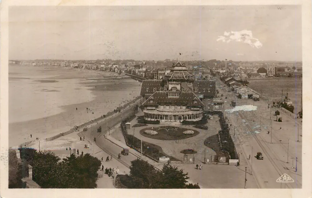 Vista aérea da praia e do grande edifício em Deauville — editor CAP, número de série ilegível - Frente