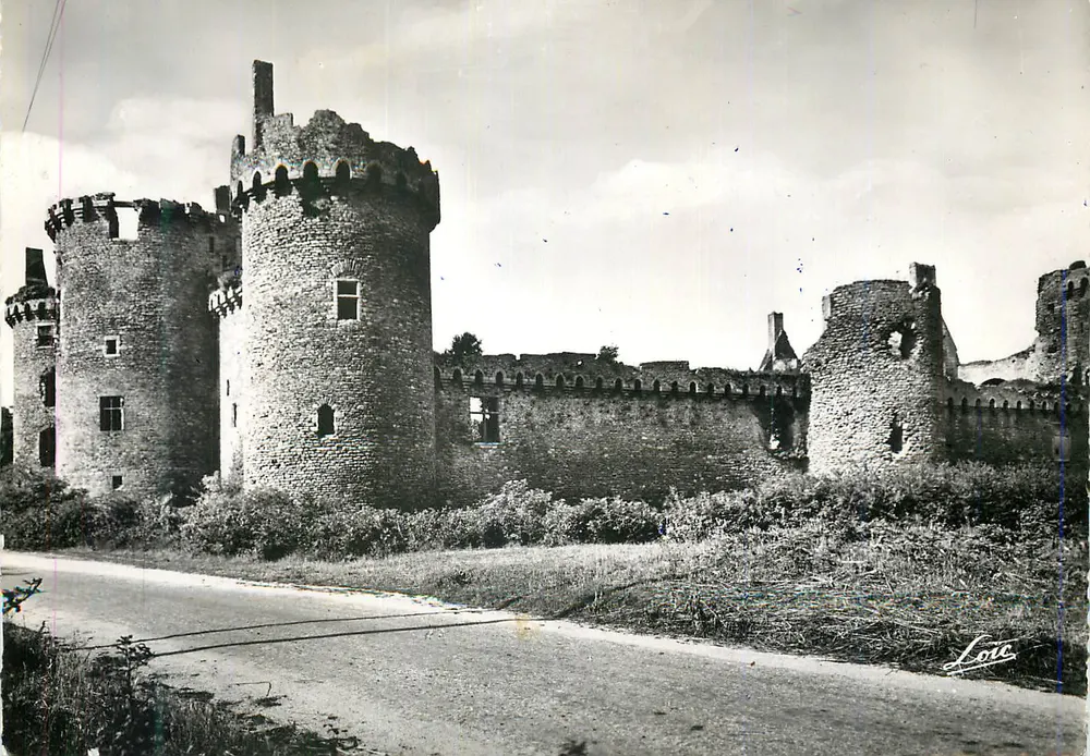 Castillo de Lorient — ruinas — editor Lorc - Anverso