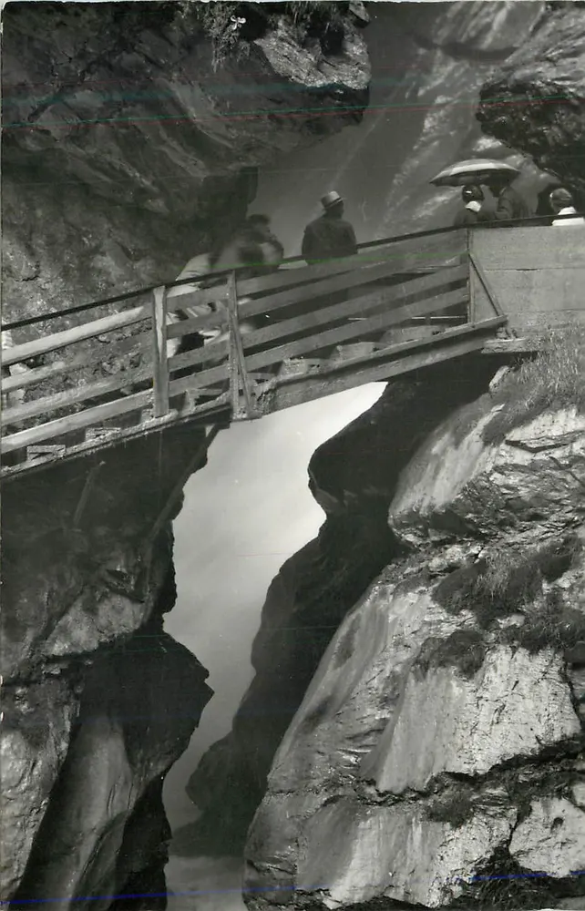 Holzbrücke über einen Canyon — Bergansicht — Verleger unbekannt - Vorderseite
