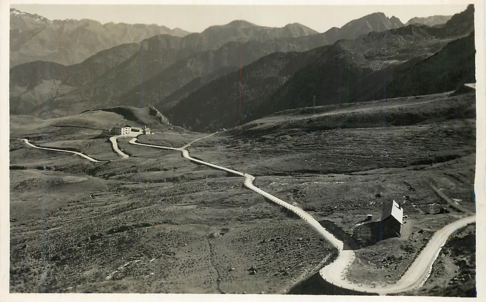Vue panoramique du col de l'Alpe — route sinueuse et bâtiments alpins — éditeur inconnu - Recto