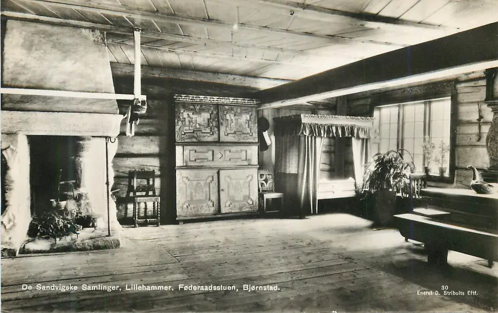 Intérieur d'une maison en bois — De Sandvigske Samlinger, Lillehammer, Føderaadsstuen, Bjørnstad — éditeur D. Stribolts Eftf., n°30 - Recto