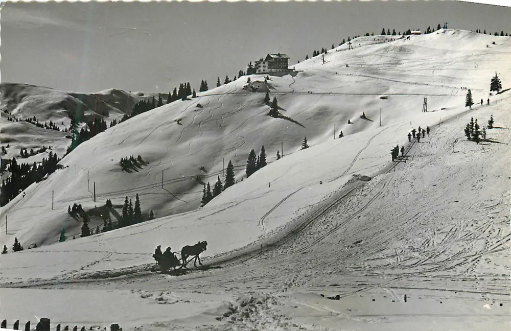 Estação de esqui nevada — vista panorâmica com cabana e trenó a cavalo — editor desconhecido - Frente
