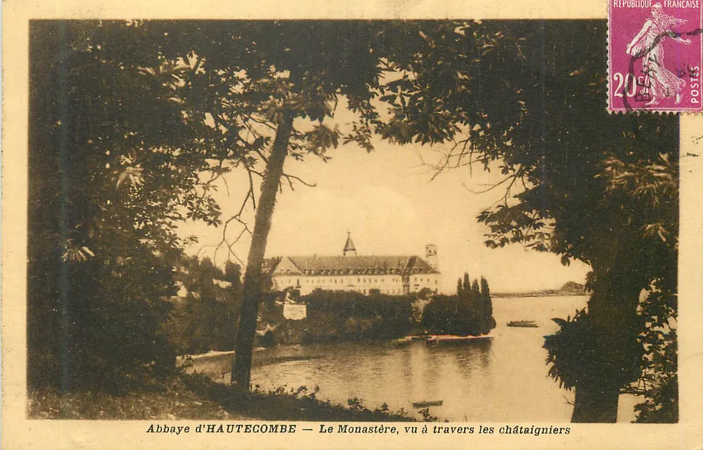 Abbaye d'HAUTECOMBE — Le Monastère, vu à travers les châtaigniers - Recto