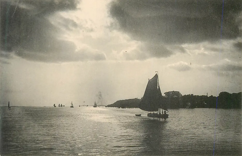 Vista del mare con velieri — editore non identificabile - Recto