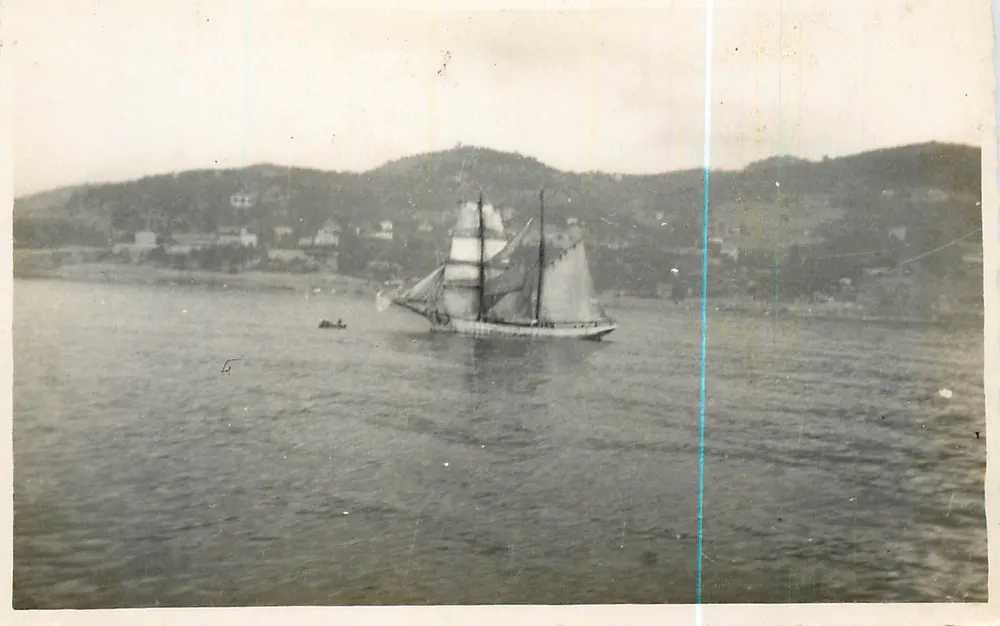 Embarcação a vela — vista de porto — editor não identificável - Frente