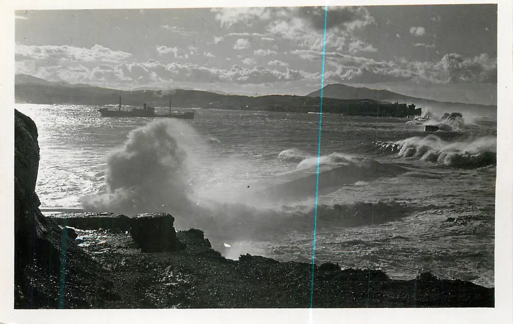 Vagues fracassant les rochers — vue portuaire — éditeur inconnu - Recto