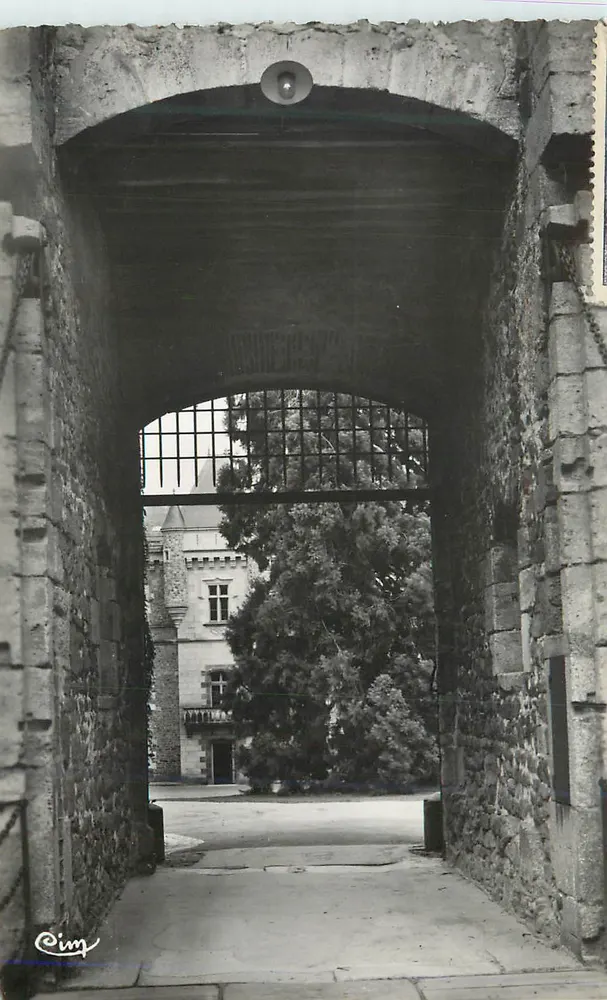 Portal de entrada de um castelo — vista em preto e branco — editor Cim, número de série não visível - Frente