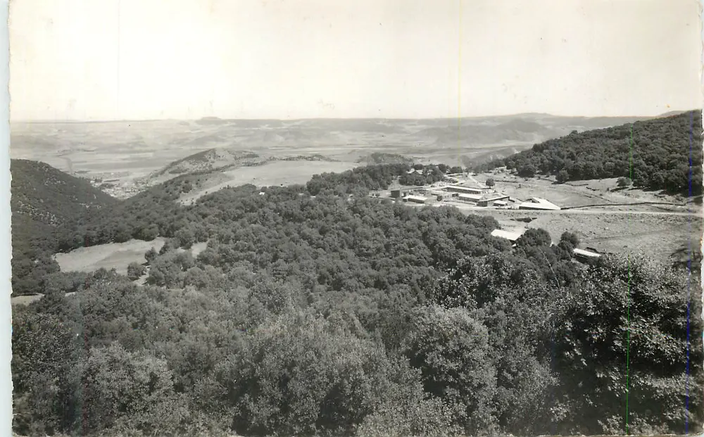 Vista panorâmica de uma aldeia encaixada — editor e número de série ilegíveis - Frente