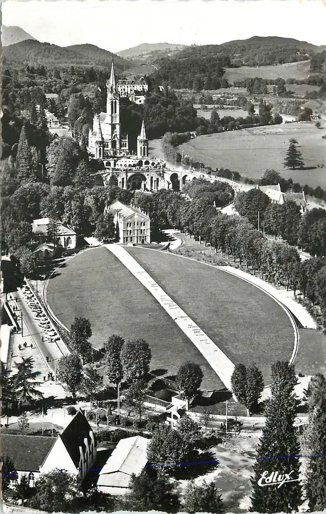 La basílica de Nuestra Señora del Rosario de Lourdes — vista aérea — Edilux - Anverso