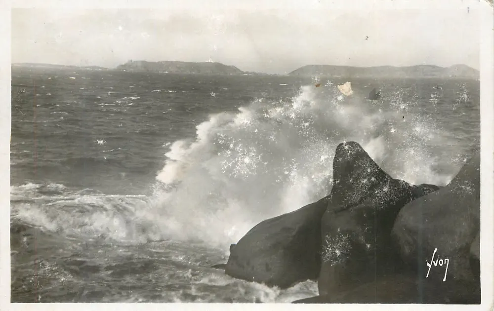 Ondas quebrando em rochedos — Yvog - Frente
