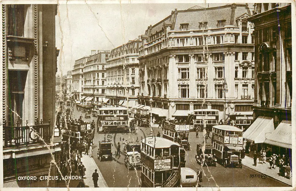 Oxford Circus, Londres — vue de la rue avec des bus à deux étages et bâtiments ornés — éditeur 'P.U.L.' et n° de série 98310 - Frente