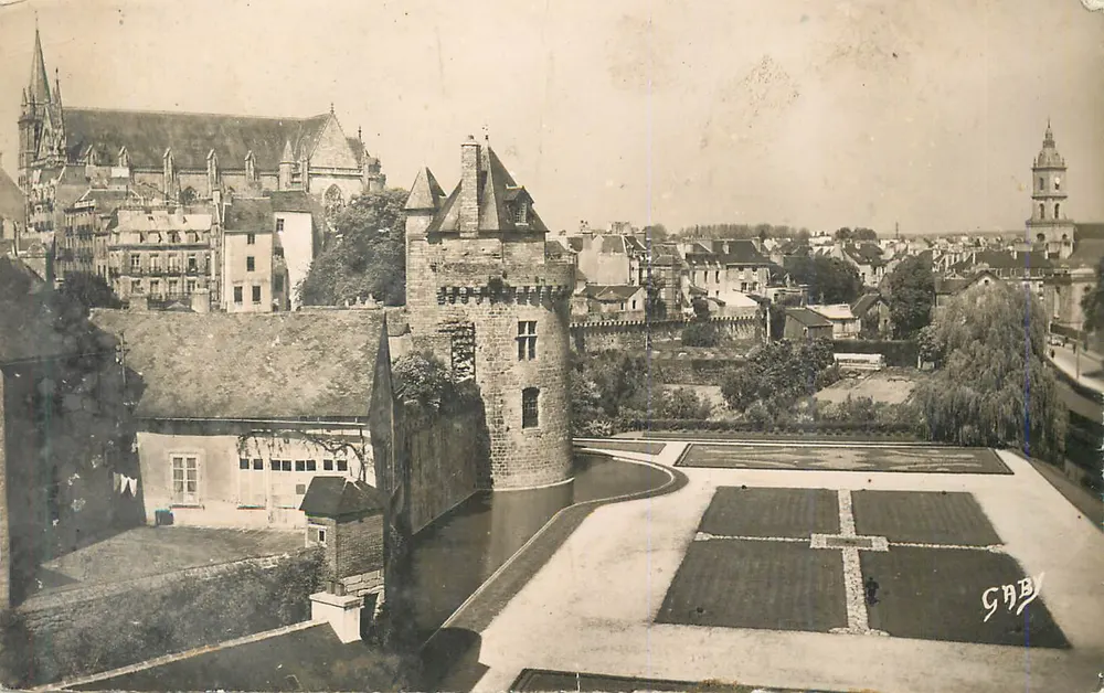Vue de la Tour de l'Horloge et de la cathédrale — Gaby - Recto