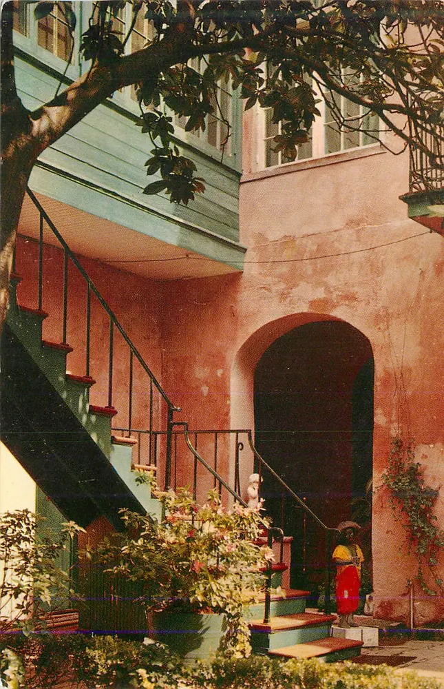 Garten eines Hauses in Charleston — Treppen und Baum — Verlag nicht sichtbar - Vorderseite