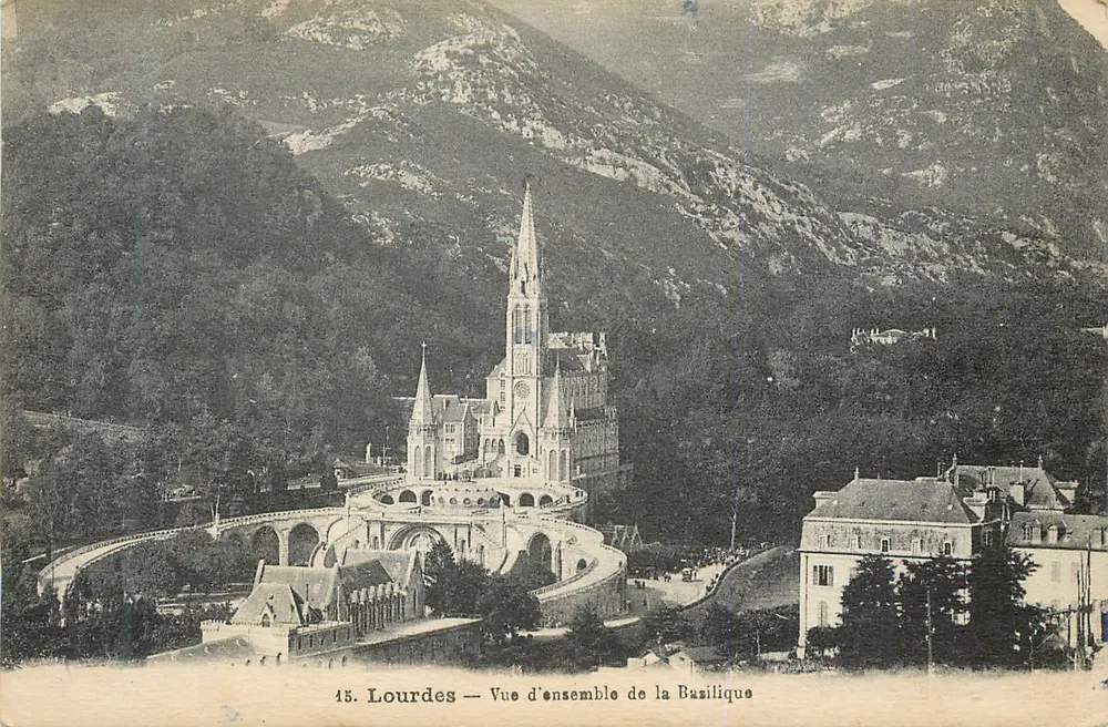 Lourdes — Vista geral da Basílica - Frente