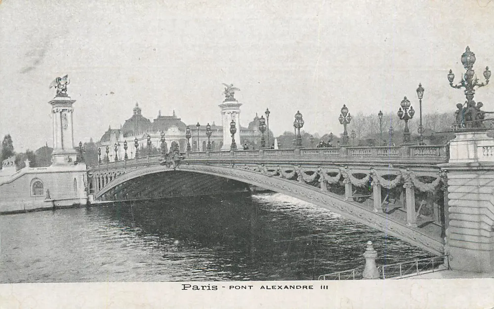 Paris - Ponte Alexandre III — vista da ponte decorada com estátuas e lanternas, com o Palácio de Chaillot no fundo - Frente