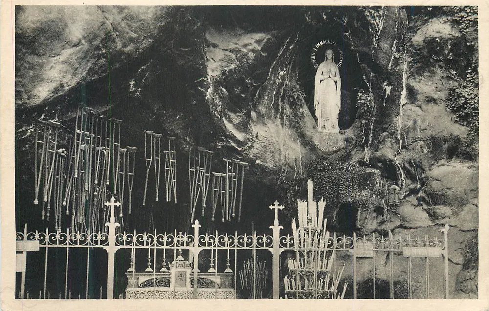 Gruta de Lourdes — Estátua da Nossa Senhora Imaculada — editor não visível - Frente