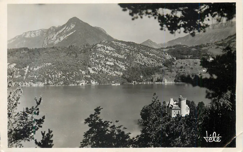 Lago de Gébroul e castelo — vista panorâmica — Jélé - Frente