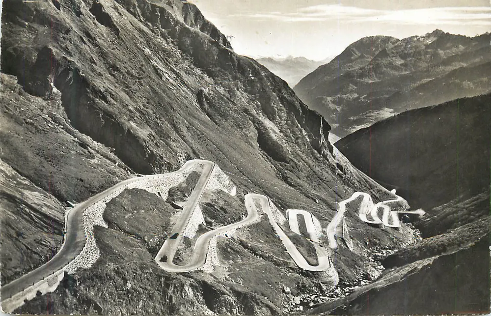 Schlängelnde Straße in den Alpen — Panoramablick — unbekannter Verlag - Vorderseite