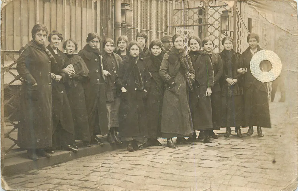 Grupo de jovens mulheres — diante de um edifício com grades — editor desconhecido - Frente