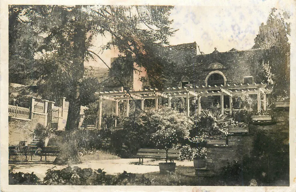 Giardino con pergola e banchi — vista della villa — editore non identificabile - Recto
