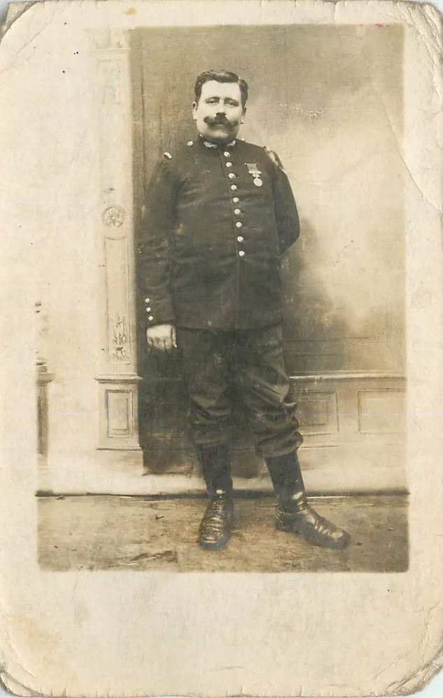 Soldat en uniforme — photo de studio — éditeur inconnu - Recto