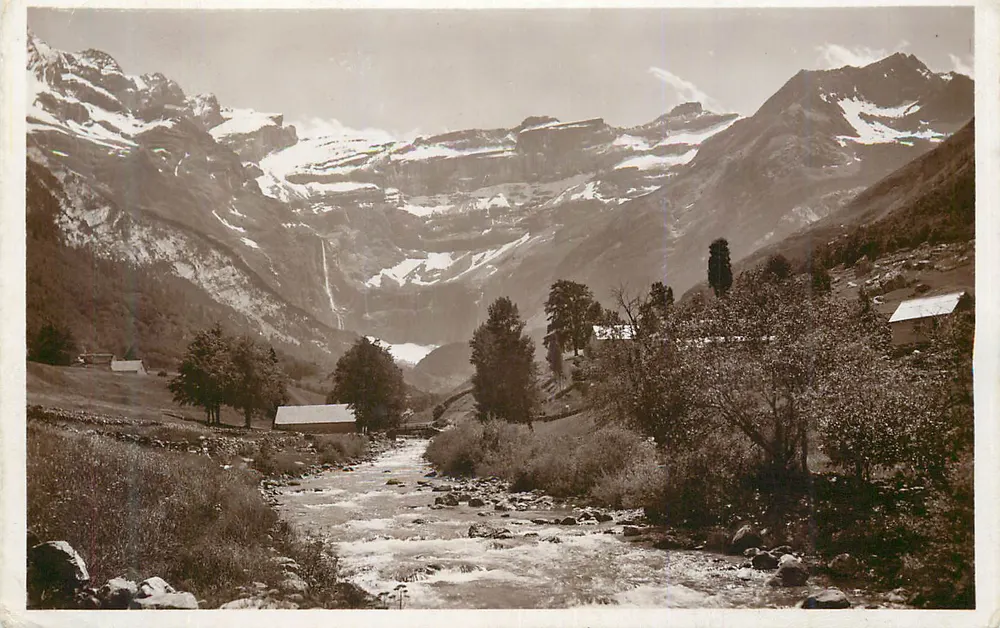 Vale de montanhas nevadas — vista panorâmica — editor não identificável - Frente