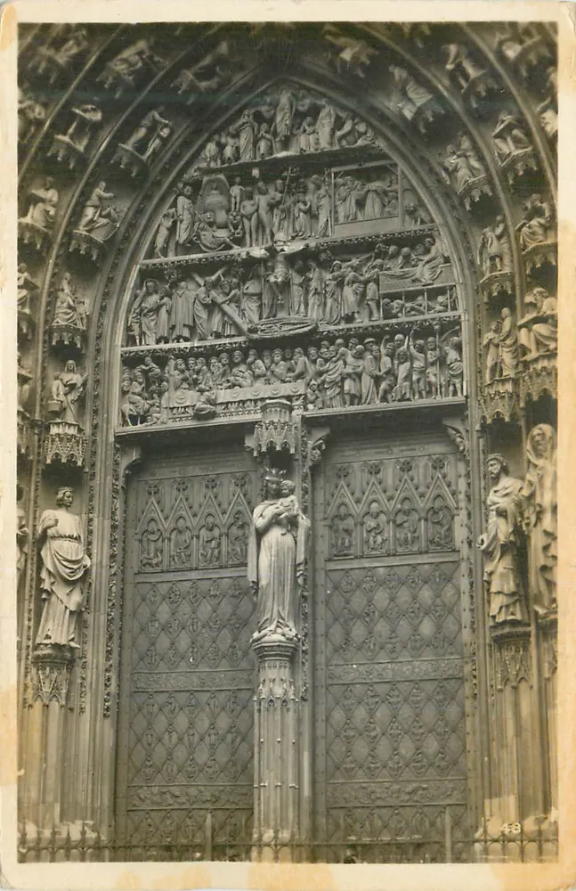 Portal da Catedral de Notre-Dame de Paris — vista detalhada — série 4-8 - Frente