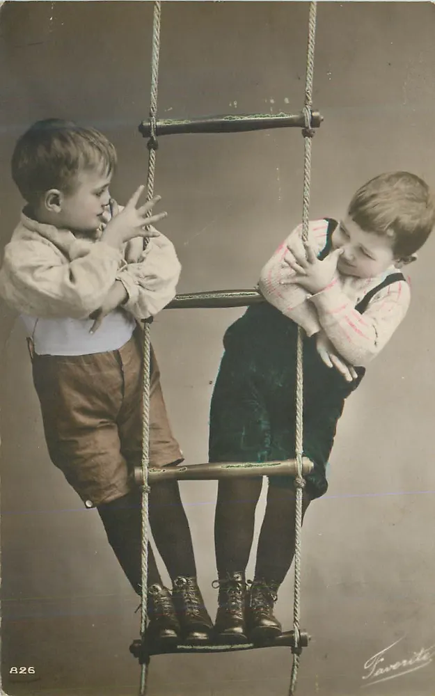 Dois meninos em uma escada suspensa — foto de estúdio — Favorite, n° A26 - Frente