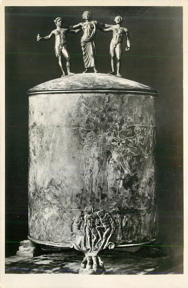 Stary naczynie z dekoracjami — trzy statuety na pokrywce — Muzeum Louwry - Awers