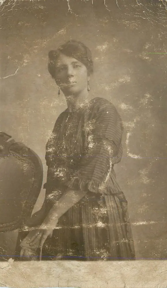 Portrait d'une femme — époque 1900-1920 — sans éditeur ni numéro visible - Recto