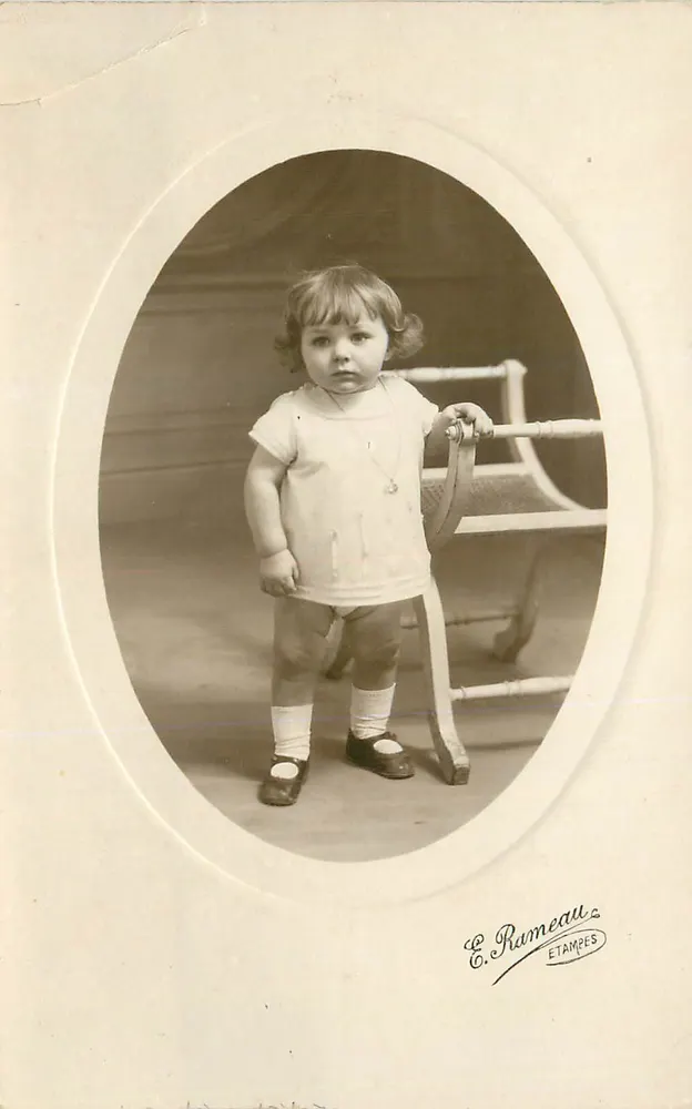 Petite fille — portrait en studio — E. Rameau ETAMPES - Front