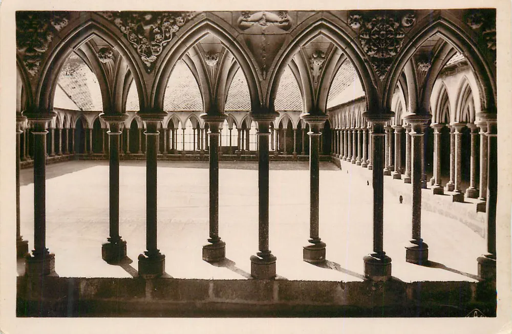 Cour interior de um convento gótico — editor não identificável - Frente