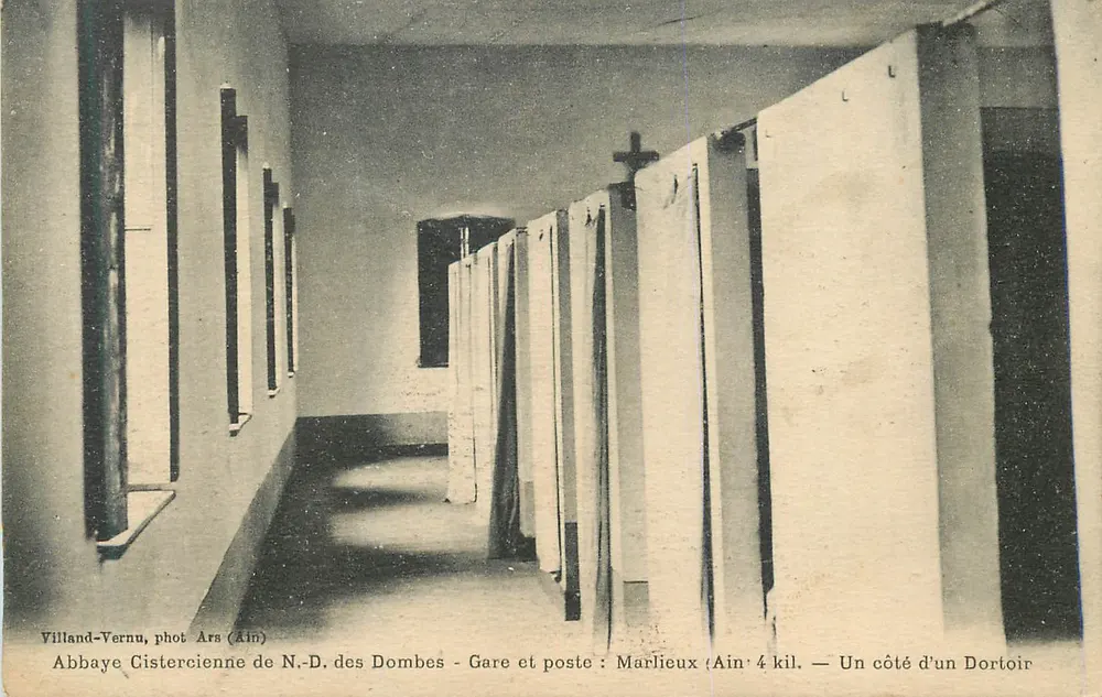 Zisterzienserkloster Notre-Dame des Dombes — Eine Seite eines Schlafraums - Vorderseite