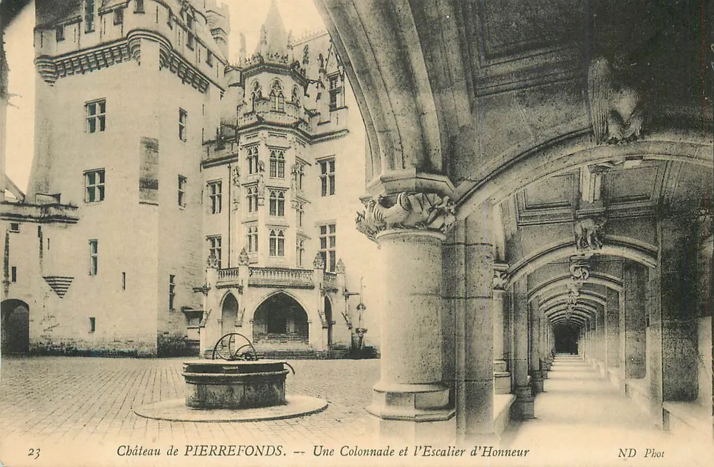 Château de PIERREFONDS — Une Colonnade et l'Escalier d'Honneur — ND Phot - Recto