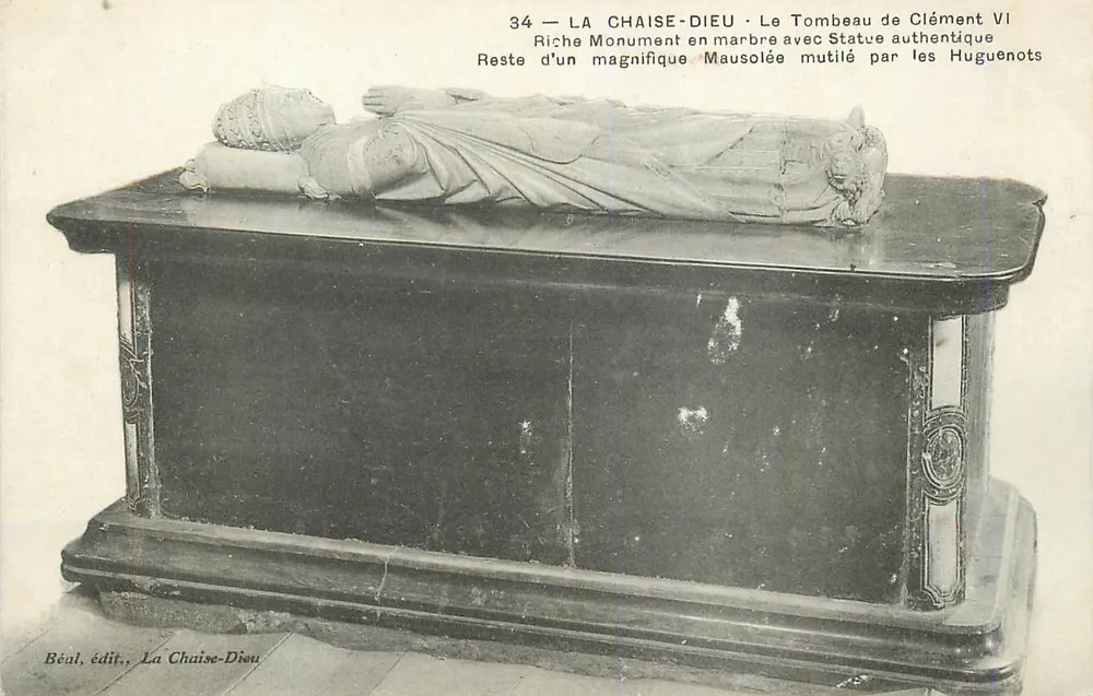 La Chaise-Dieu — Grabmal von Clement VI — beschädigtes Marmor-Monument - Vorderseite