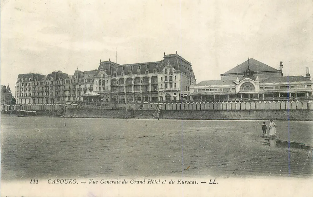 Cabourg — Allgemeiner Blick auf das Grand Hotel und den Kursaal — LL, Nr. 111 - Vorderseite