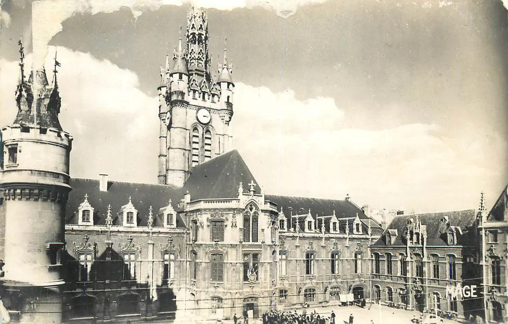 Place du Château — Hôtel de Ville et tour de l'Horloge — éditeur MAGE - Frente