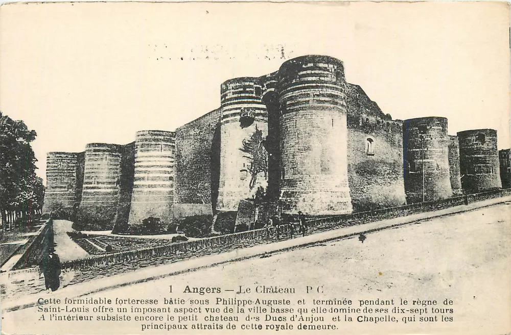 Angers — O Castelo — Vista da cidade baixa e das torres - Frente