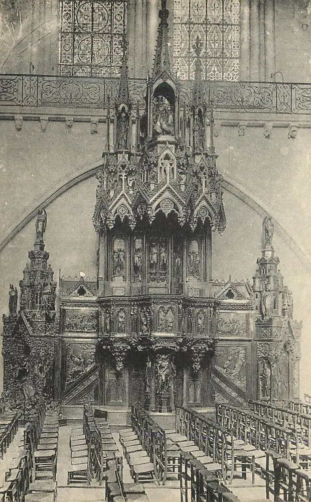 Interior da igreja — cadeira de estilo gótico — editor não visível - Frente