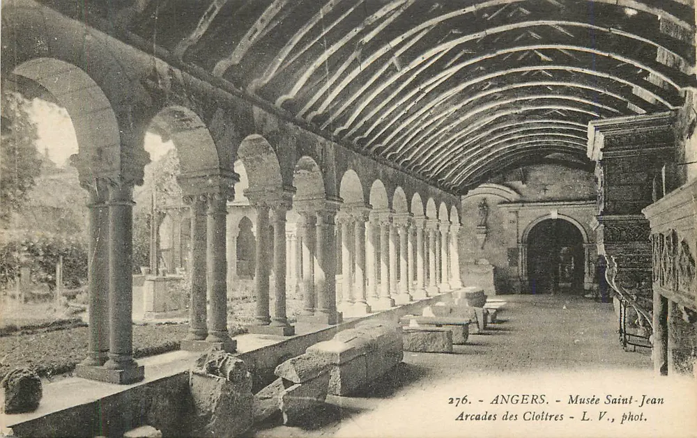Angers — Arcadas dos Claustros — Museu Saint-Jean — L. V., fot. - Frente