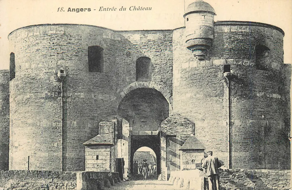 Angers - Entrada do Castelo — vista da entrada monumental com torres redondas e arcos - Frente