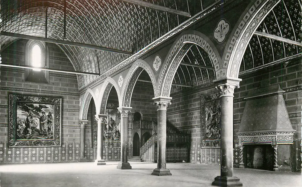 Intérieur d'un hall gothique — décorations et tapisseries — éditeur inconnu - Recto