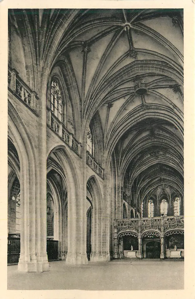 Interior da igreja — vista das abóbadas e das colunas — editor não visível - Frente