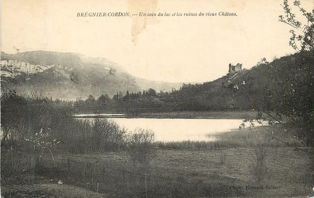 Brégnier-Cordon — Eine Ecke des Sees und die Ruinen des alten Schlosses — Foto Bernard Bellot - Vorderseite