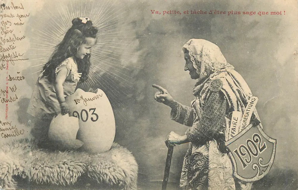 Enfant et vieille femme — scène humoristique avec un grand œuf et un écusson — éditeur 'Phototypie Léon & Fils' — n° de série '1er Janvier 1903' visible - Recto