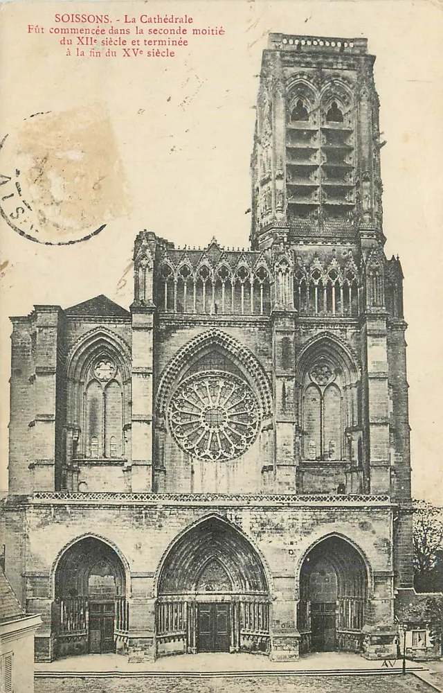 Soissons - A Catedral — iniciada no final do século XII, concluída no final do século XV - Frente