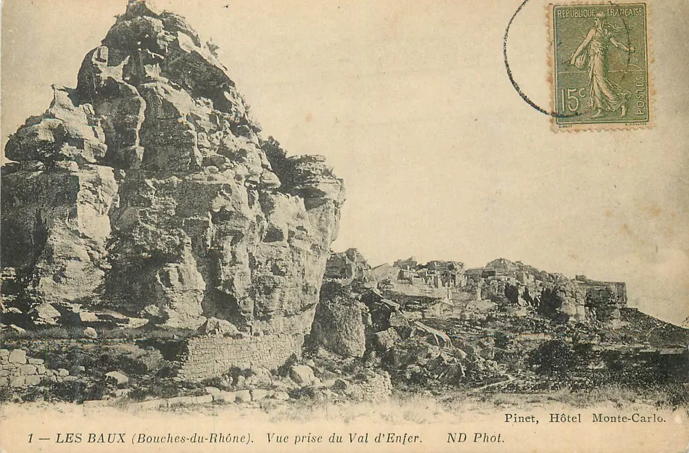 Les Baux (Bouches-du-Rhône) — Vue prise du Val d'Enfer — ND Phot. — Pinet, Hôtel Monte-Carlo. - Recto