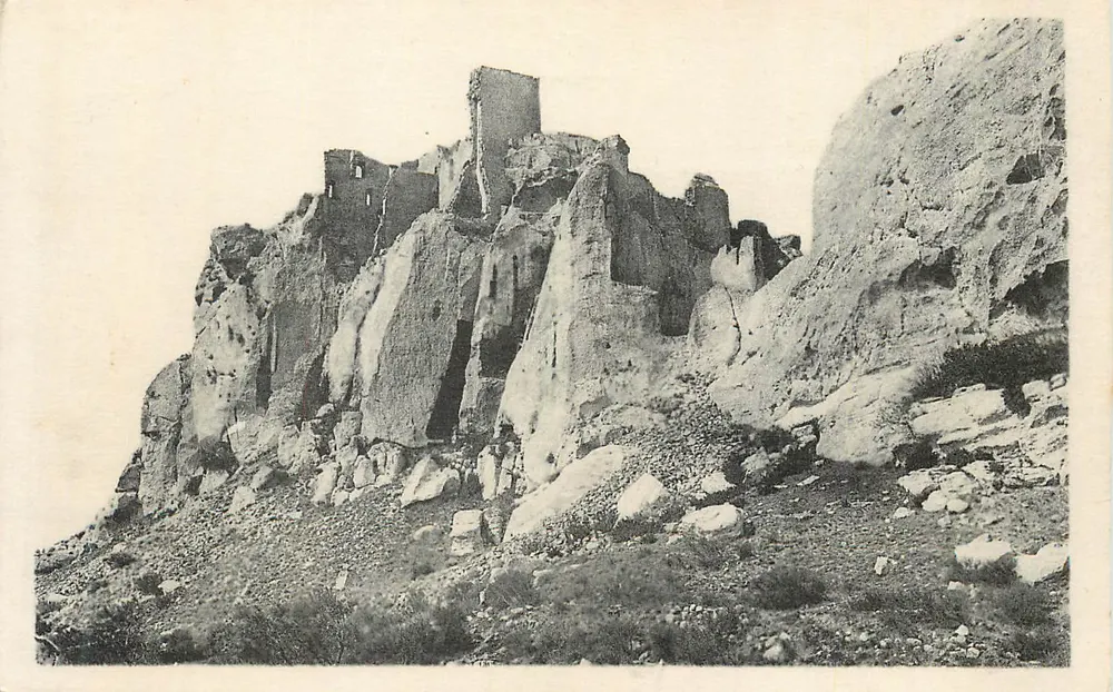 Ruínas de castelo na montanha — editor não identificável - Frente